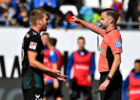 28 09 2024, xfux, Fußball 2 Bundesliga, SV Darmstadt 98 1 FC Magdeburg, v l Marcus Mathisen 1 FC Magdeburg receives a yellow red card from referee Michael Bacher, receive a yellow red card, sent off, Foul shown DFL DFB REGULATIONS PROHIBIT ANY USE OF PHOTOGRAPHS as IMAGE SEQUENCES and or QUASI VIDEO Licensing of the photographic work to and or by SV Darmstadt 1898 e V and subsidiaries is not permitted No release of or sale to SV Darmstadt 1898 e V Darmstadt