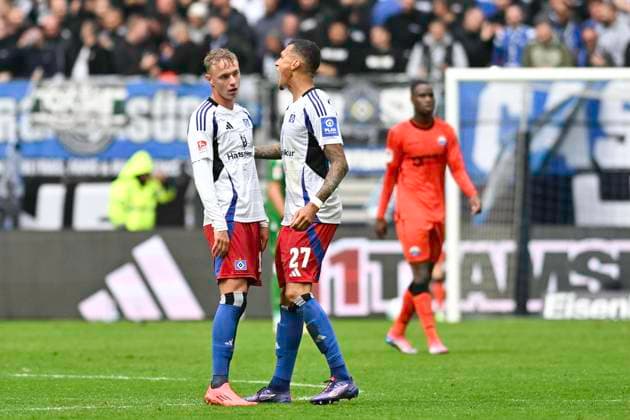 GER 2 FBL,, Hamburger SV vs SC Paderborn 07 28 09 2024, Volksparkstadion, Hamburg, GER 2 FBL, Hamburger SV vs SC Paderborn 07 in the picture Davie Selke Hamburg 27 shoots the goal for the 2 2 equalizer for Hamburg past goalkeeper Pelle Boevink Paderborn l 01 and cheers with Sebastian Schonlau Hamburg 04 nordphotoxGmbH xWitke nph00002