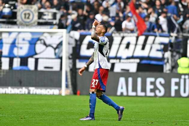 GER 2 FBL,, Hamburger SV vs SC Paderborn 07 28 09 2024, Volksparkstadion, Hamburg, GER 2 FBL, Hamburger SV vs SC Paderborn 07 in the picture Davie Selke Hamburg 27 shoots the goal for the 2 2 equalizer for Hamburg past goalkeeper Pelle Boevink Paderborn l 01 and cheers to the sky nordphotoxGmbH xWitke nph00002
