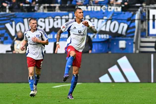 GER 2 FBL,, Hamburger SV vs SC Paderborn 07 28 09 2024, Volksparkstadion, Hamburg, GER 2 FBL, Hamburger SV vs SC Paderborn 07 in the picture Davie Selke Hamburg 27 shoots the goal for the 2 2 equalizer for Hamburg past goalkeeper Pelle Boevink Paderborn l 01 and cheers nordphotoxGmbH xWitke nph00002