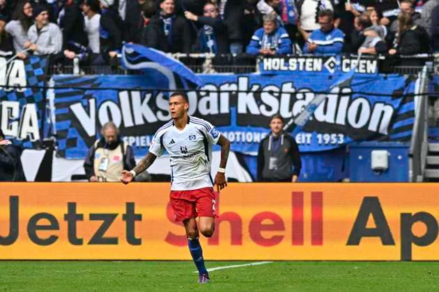 GER 2 FBL,, Hamburger SV vs SC Paderborn 07 28 09 2024, Volksparkstadion, Hamburg, GER 2 FBL, Hamburger SV vs SC Paderborn 07 in the picture Davie Selke Hamburg 27 shoots the goal for the 2 2 equalizer for Hamburg past goalkeeper Pelle Boevink Paderborn l 01 and cheers nordphotoxGmbH xWitke nph00002