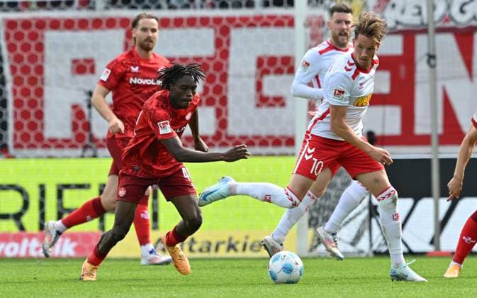 28 09 2024 Soccer Season 2024 2025 2 Soccer Bundesliga 07 Matchday SSV Jahn Regensburg 1 FC Kaiserslautern Lautern FCK Rote Teulfel Sportfoto Zink xwoxzix DFL regulations prohibit any use of photographs as image sequences and or quasi video only for editorial use Dickson Abiama 40, 1 FC Kaiserslautern FCK Christian Viet 10, SSV Jahn Regensburg