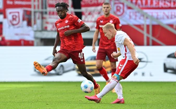 28 09 2024 Soccer Season 2024 2025 2 Soccer Bundesliga 07 Matchday SSV Jahn Regensburg 1 FC Kaiserslautern Lautern FCK Rote Teulfel Sportfoto Zink xwoxzix DFL regulations prohibit any use of photographs as image sequences and or quasi video only for editorial use Dickson Abiama 40, 1 FC Kaiserslautern FCK Kai Pröger 33, SSV Jahn Regensburg