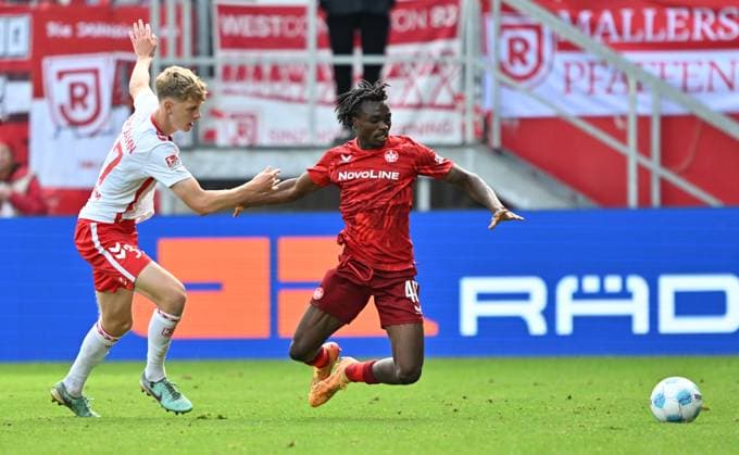 28 09 2024 Soccer Season 2024 2025 2 Soccer Bundesliga 07 Matchday SSV Jahn Regensburg 1 FC Kaiserslautern Lautern FCK Rote Teulfel Sportfoto Zink xwoxzix DFL regulations prohibit any use of photographs as image sequences and or quasi video only for editorial use Leopold Wurm 37, SSV Jahn Regensburg Dickson Abiama 40, 1 FC Kaiserslautern FCK