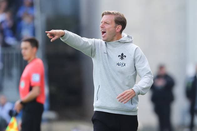 28 09 2024, xtvx, Fußball 2 Bundesliga, SV Darmstadt 98 1 FC Magdeburg emspor, v l Trainer Florian Kohfeldt SV Darmstadt 98 gibt Anweisungen, gestikuliert, mit den Armen gestikulieren gives instructions, gesticulates DFL DFB REGULATIONS PROHIBIT ANY USE OF PHOTOGRAPHS as IMAGE SEQUENCES and or QUASI VIDEO Darmstadt