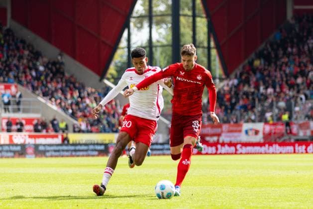 28 09 2024, Soccer, GER, Season, 2 Liga, Season 2024 2025, Matchday 7, SSV Jahn Regensburg 1 FC Kaiserslautern Noah Ganaus SSV Jahn vs Jan Elvedi DFL REGULATIONS PROHIBIT ANY USE OF PHOTOGRAPHS AS IMAGE SEQUENCES AND OR QUASI VIDEO Regensburg Bayern Germany Jahnstadion Regensburg