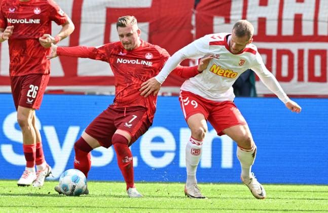 28 09 2024 Soccer Season 2024 2025 2 Soccer Bundesliga 07 Matchday SSV Jahn Regensburg 1 FC Kaiserslautern Lautern FCK Rote Teulfel Sportfoto Zink xwoxzix DFL regulations prohibit any use of photographs as image sequences and or quasi video only for editorial use Marlon Ritter 7, 1 FC Kaiserslautern FCK Eric Hottmann 9, SSV Jahn Regensburg