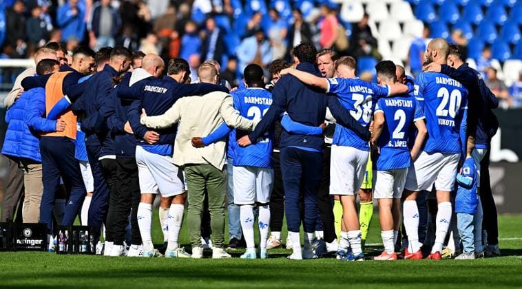 28 09 2024, xfux, Fussball 2 Bundesliga, SV Darmstadt 98 1 FC Magdeburg, v l Trainer Florian Kohfeldt SV Darmstadt 98 enttaeuscht, enttaeuscht schauend, dissapointed gibt Anweisungen, gestikuliert, mit den Armen gestikulieren gives instructions, gesticulate, gesticolando to players of SV Darmstadt 98 DFL DFB REGULATIONS PROHIBIT ANY USE OF PHOTOGRAPHS as IMAGE SEQUENCES and or QUASI VIDEO Licensing of the photographic work to and or by SV Darmstadt 1898 e V and subsidiaries is not permitted No release of or sale to SV Darmstadt 1898 e V Darmstadt
