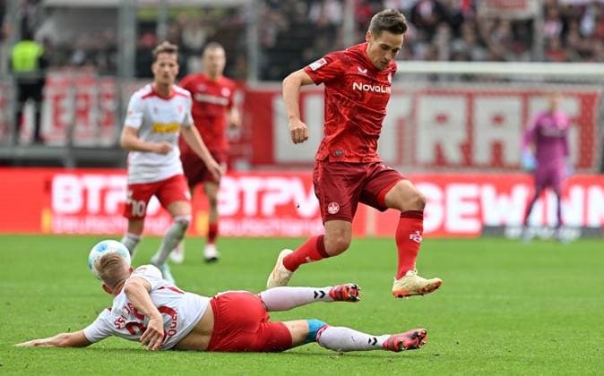 28 09 2024 Soccer Season 2024 2025 2 Soccer Bundesliga 07 Matchday SSV Jahn Regensburg 1 FC Kaiserslautern Lautern FCK Rote Teulfel Sportfoto Zink xwoxzix DFL regulations prohibit any use of photographs as image sequences and or quasi video only for editorial use Kai Pröger 33, SSV Jahn Regensburg Philipp Klement 10, 1 FC Kaiserslautern FCK