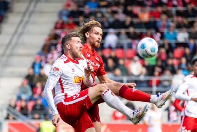 28 09 2024, Soccer, GER, Season, 2 Liga, Season 2024 2025, Matchday 7, SSV Jahn Regensburg 1 FC Kaiserslautern Christian Kühlwetter SSV Jahn Regensburg vs Jannis Heuer DFL REGULATIONS PROHIBIT ANY USE OF PHOTOGRAPHS AS IMAGE SEQUENCES AND OR QUASI VIDEO Regensburg Bayern Germany Jahnstadion Regensburg
