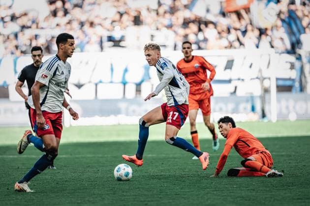 Soccer Men Season 2024 2025 2 Soccer Bundesliga 7 Matchday Hamburger SV vs SC Paderborn 07 28 09 2024 Adam Karabec 17, HSV claims the ball Hamburg Volksparkstadion Hamburg Germany