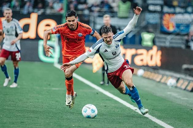 Soccer Men Season 2024 2025 2 Soccer Bundesliga 7 Matchday Hamburger SV vs SC Paderborn 07 28 09 2024 v l duel between Noah Katterbach 33, HSV and Raphael Obermair 23, SC Paderborn 07 Hamburg Volksparkstadion Hamburg Germany