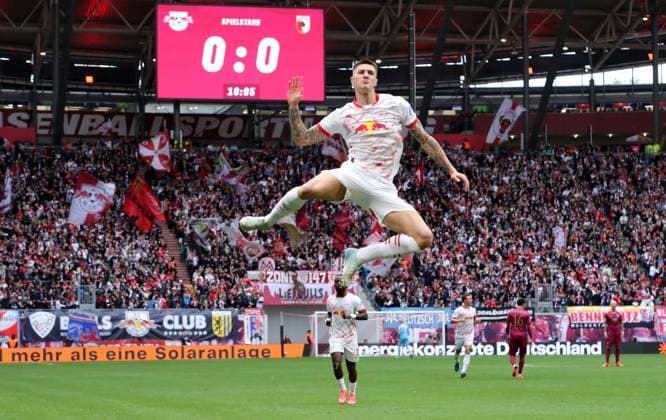 Bilder des Jahres 2024, Sport 09 September Sport Themen der Woche KW39 Benjamin Sesko jubelt nach 1:0 Freude Emotion Jubel Fußball Fussball DFL Bundesliga Herren 5.Spieltag Saison 2024 2025 28.09.2024 RasenBallsport RB Leipzig RBL vs. FC Augsburg FCA in der RedBull Arena DFL regulations prohibit any use of photographs as image sequences and or quasi-video. *** Benjamin Sesko cheers after 1 0 joy emotion jubilation Sport Football Soccer DFL Bundesliga Men 5 Matchday Season 2024 2025 28 09 2024 RasenBallsport RB Leipzig RBL vs FC Augsburg FCA at RedBull Arena DFL regulations prohibit any use of photographs as image sequences and or quasi video