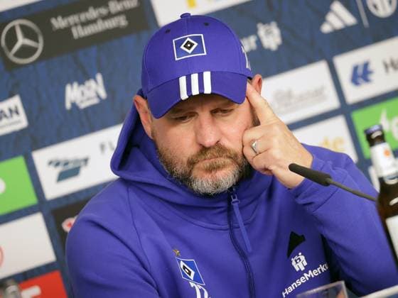 Head coach Steffen Baumgart HSV Fussball, Herren, Saison 2024 2025, 2 BL, Volksparkstadion, Hamburger SV vs SC Paderborn, 2 2 DFL REGULATIONS PROHIBIT ANY USE OF PHOTOGRAPHS AS IMAGE SEQUENCES AND OR QUASI VIDEO