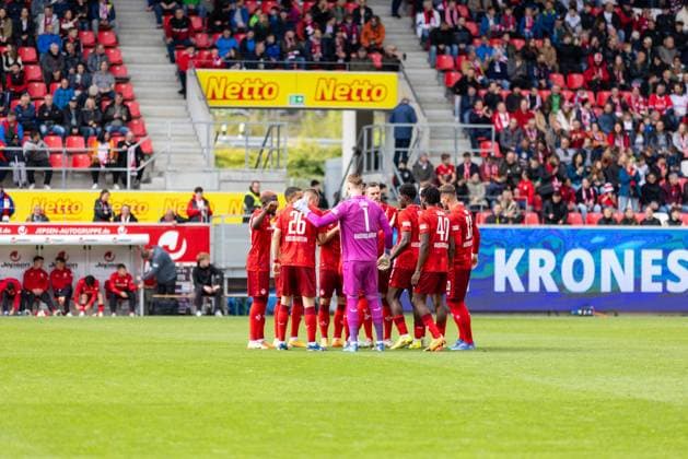 28 09 2024, Soccer, GER, Season, 2 Liga, Season 2024 2025, Matchday 7, SSV Jahn Regensburg 1 FC Kaiserslautern Team circle of Lautern players before the match DFL REGULATIONS PROHIBIT ANY USE OF PHOTOGRAPHS AS IMAGE SEQUENCES AND OR QUASI VIDEO Regensburg Bayern Germany Jahnstadion Regensburg