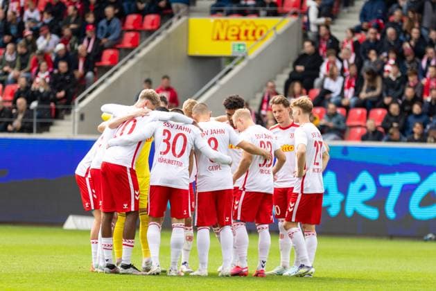 28 09 2024, Soccer, GER, Season, 2 Liga, Season 2024 2025, Matchday 7, SSV Jahn Regensburg 1 FC Kaiserslautern Team circle of Regensburg before the match DFL REGULATIONS PROHIBIT ANY USE OF PHOTOGRAPHS AS IMAGE SEQUENCES AND OR QUASI VIDEO Regensburg Bayern Germany Jahnstadion Regensburg