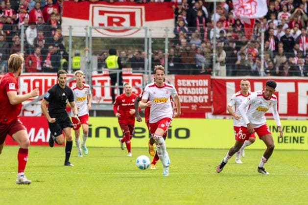 28 09 2024, Soccer, GER, Season, 2 Liga, Season 2024 2025, 7 Matchday, SSV Jahn Regensburg 1 FC Kaiserslautern Christian Viet SSV Jahn Regensburg DFL REGULATIONS PROHIBIT ANY USE OF PHOTOGRAPHS AS IMAGE SEQUENCES AND OR QUASI VIDEO Regensburg Bayern Germany Jahnstadion Regensburg