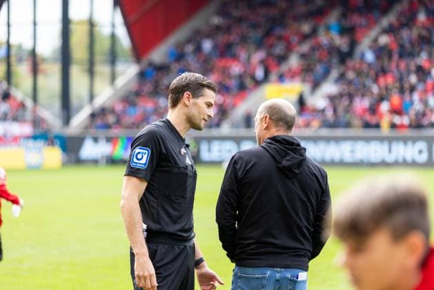 28 09 2024, Soccer, GER, Season, 2 Liga, Season 2024 2025, Matchday 7, SSV Jahn Regensburg 1 FC Kaiserslautern Dr Max Burda in conversation with Joe Enochs Coach SSV Jahn Regensburg DFL REGULATIONS PROHIBIT ANY USE OF PHOTOGRAPHS AS IMAGE SEQUENCES AND OR QUASI VIDEO Regensburg Bayern Germany Jahnstadion Regensburg