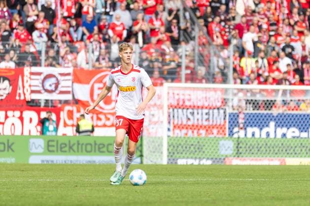 28 09 2024, Soccer, GER, Season, 2 Liga, Season 2024 2025, 7 Matchday, SSV Jahn Regensburg 1 FC Kaiserslautern Leopold Wurm SSV Jahn Regensburg DFL REGULATIONS PROHIBIT ANY USE OF PHOTOGRAPHS AS IMAGE SEQUENCES AND OR QUASI VIDEO Regensburg Bayern Germany Jahnstadion Regensburg