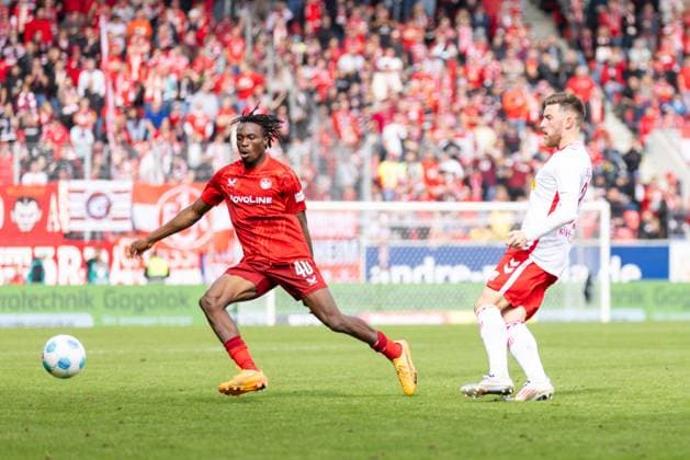 28 09 2024, Soccer, GER, Season, 2 Liga, Season 2024 2025, Matchday 7, SSV Jahn Regensburg 1 FC Kaiserslautern Dickson Abiama vs Christian Kühlwetter SSV Jahn Regensburg DFL REGULATIONS PROHIBIT ANY USE OF PHOTOGRAPHS AS IMAGE SEQUENCES AND OR QUASI VIDEO Regensburg Bayern Germany Jahnstadion Regensburg