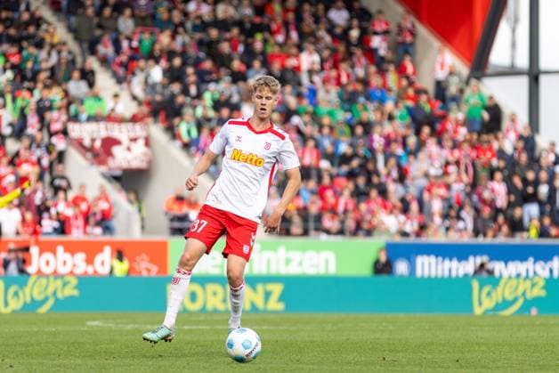 28 09 2024, Soccer, GER, Season, 2 Liga, Season 2024 2025, 7 Matchday, SSV Jahn Regensburg 1 FC Kaiserslautern Leopold Wurm SSV Jahn Regensburg DFL REGULATIONS PROHIBIT ANY USE OF PHOTOGRAPHS AS IMAGE SEQUENCES AND OR QUASI VIDEO Regensburg Bayern Germany Jahnstadion Regensburg