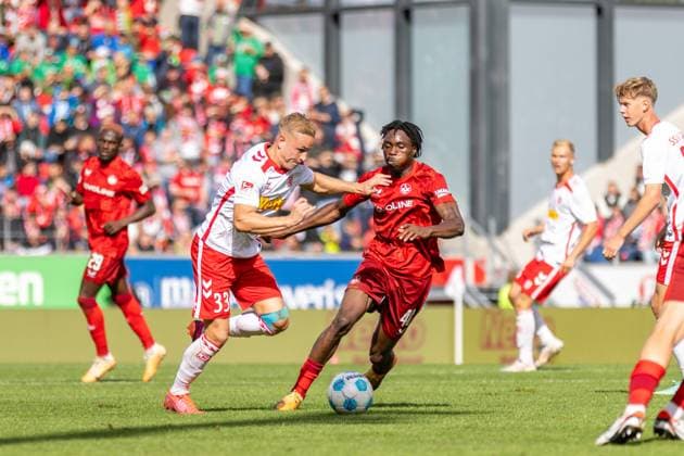 28 09 2024, Soccer, GER, Season, 2 Liga, Season 2024 2025, Matchday 7, SSV Jahn Regensburg 1 FC Kaiserslautern Kai Pröger SSV Jahn Regensburg vs Dickson Abiama DFL REGULATIONS PROHIBIT ANY USE OF PHOTOGRAPHS AS IMAGE SEQUENCES AND OR QUASI VIDEO Regensburg Bayern Germany Jahnstadion Regensburg