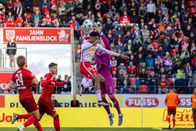 28 09 2024, Soccer, GER, Season, 2 Liga, Season 2024 2025, Matchday 7, SSV Jahn Regensburg 1 FC Kaiserslautern Julian Krahl on the ball in front of Noah Ganaus SSV Jahn DFL REGULATIONS PROHIBIT ANY USE OF PHOTOGRAPHS AS IMAGE SEQUENCES AND OR QUASI VIDEO Regensburg Bavaria Germany Jahnstadion Regensburg
