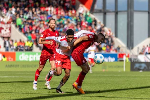 28 09 2024, Soccer, GER, Season, 2 Liga, Season 2024 2025, Matchday 7, SSV Jahn Regensburg 1 FC Kaiserslautern Erik Wekesser vs Noah Ganaus SSV Jahn DFL REGULATIONS PROHIBIT ANY USE OF PHOTOGRAPHS AS IMAGE SEQUENCES AND OR QUASI VIDEO Regensburg Bayern Germany Jahnstadion Regensburg
