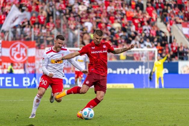 28 09 2024, Soccer, GER, Season, 2 Liga, Season 2024 2025, Matchday 7, SSV Jahn Regensburg 1 FC Kaiserslautern Erik Wekesser on the ball in front of Christian Kühlwetter SSV Jahn Regensburg DFL REGULATIONS PROHIBIT ANY USE OF PHOTOGRAPHS AS IMAGE SEQUENCES AND OR QUASI VIDEO Regensburg Bayern Germany Jahnstadion Regensburg