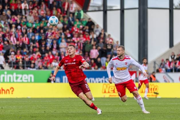 28 09 2024, Soccer, GER, Season, 2 Liga, Season 2024 2025, Matchday 7, SSV Jahn Regensburg 1 FC Kaiserslautern Filip Kaloc on the ball in front of Eric Hottmann SSV Jahn Regensburg DFL REGULATIONS PROHIBIT ANY USE OF PHOTOGRAPHS AS IMAGE SEQUENCES AND OR QUASI VIDEO Regensburg Bayern Germany Jahnstadion Regensburg