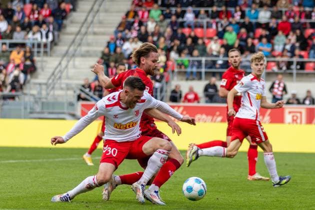 28 09 2024, Soccer, GER, Season, 2 Liga, Season 2024 2025, Matchday 7, SSV Jahn Regensburg 1 FC Kaiserslautern Christian Kühlwetter SSV Jahn Regensburg vs Jannis Heuer DFL REGULATIONS PROHIBIT ANY USE OF PHOTOGRAPHS AS IMAGE SEQUENCES AND OR QUASI VIDEO Regensburg Bayern Germany Jahnstadion Regensburg