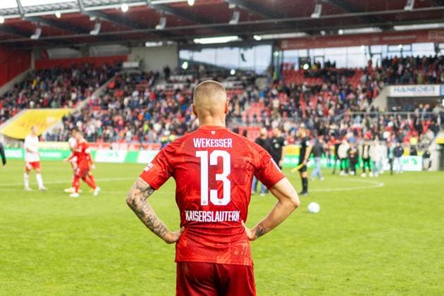 28 09 2024, Soccer, GER, Season, 2 Liga, Season 2024 2025, Matchday 7, SSV Jahn Regensburg 1 FC Kaiserslautern Erik Wekesser after the 1 1 against Regensburg DFL REGULATIONS PROHIBIT ANY USE OF PHOTOGRAPHS AS IMAGE SEQUENCES AND OR QUASI VIDEO Regensburg Bayern Germany Jahnstadion Regensburg