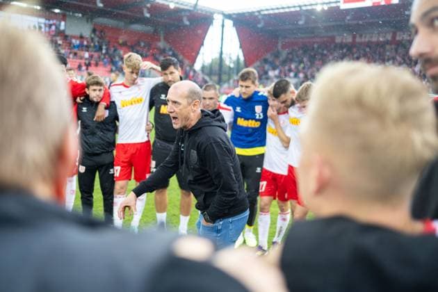28 09 2024, Soccer, GER, Season, 2 Liga, Season 2024 2025, Matchday 7, SSV Jahn Regensburg 1 FC Kaiserslautern Joe Enochs Coach SSV Jahn Regensburg in the players circle after the match DFL REGULATIONS PROHIBIT ANY USE OF PHOTOGRAPHS AS IMAGE SEQUENCES AND OR QUASI VIDEO Regensburg Bayern Germany Jahnstadion Regensburg