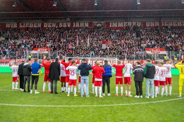 28 09 2024, Football, GER, Season, 2 Liga, Season 2024 2025, Matchday 7, SSV Jahn Regensburg 1 FC Kaiserslautern The Jahn players would like to thank their fans for their support DFL REGULATIONS PROHIBIT ANY USE OF PHOTOGRAPHS AS IMAGE SEQUENCES AND OR QUASI VIDEO Regensburg Bayern Germany Jahnstadion Regensburg
