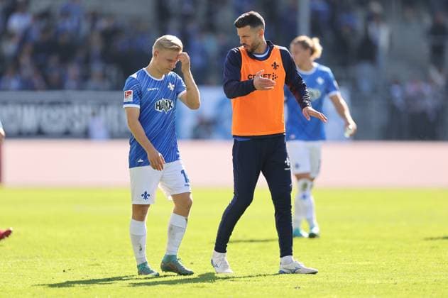 28 09 2024, xdcx, Soccer 2 Bundesliga, SV Darmstadt 98 1 FC Magdeburg, emonline, emspor, despor, v l , Andreas Müller SV Darmstadt 98 , Klaus Gjasula SV Darmstadt 98 enttaeuscht, enttaeuscht Blickend, dissapointed, traurig, frustiert, frust, gefrustet DFL DFB REGULATIONS PROHIBIT ANY USE OF PHOTOGRAPHS AS IMAGE SEQUENCES AND OR QUASI VIDEO Copyright: HMBxMedia Claus