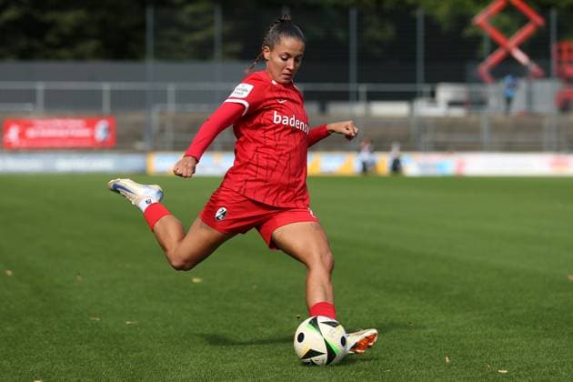Selina Vobian SC Freiburg in action, on the ball, single action during the Woman Bundesliga match between 1 FC Köln and SC Freiburg at Franz Kremer Stadion on September 28, 2024 in Cologne, Germany Germany Photo by Oliver Kaelke DeFodi Images Selina Vobian SC Freiburg controls the ball during the Woman Bundesliga match between 1 FC Köln and SC Freiburg at Franz Kremer Stadion on September 28, 2024 in Köln, Germany Photo by Oliver Kaelke DeFodi Images DFL regulations prohibit any use of photographs as image sequences and or quasi video Defodi 003 678 2024 09 28 OK KOESCF 0148 Defodi-003 DFL regulations prohibit any use of photographs as image sequences and or quasi-video.
