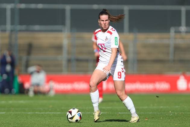 Adriana Achcinska 1 FC Koeln in action, on the ball, single action during the Woman Bundesliga match between 1 FC Köln and SC Freiburg, Franz Kremer Stadion on September 28, 2024 in Cologne, Germany Photo by Oliver Kaelke DeFodi Images Adriana Achcinska 1 FC Koeln controls the ball during the Woman Bundesliga match between 1 FC Köln and SC Freiburg at Franz Kremer Stadion on September 28, 2024 in Köln, Germany Photo by Oliver Kaelke DeFodi Images DFL regulations prohibit any use of photographs as image sequences and or quasi video Defodi 003 678 2024 09 28 OK KOESCF 0536 Defodi-003 DFL regulations prohibit any use of photographs as image sequences and or quasi-video.