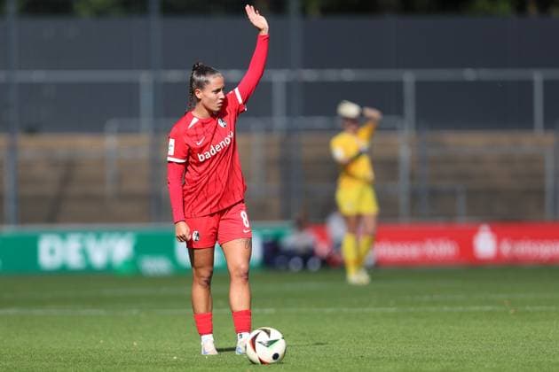Selina Vobian SC Freiburg in action, on the ball, single action during the Woman Bundesliga match between 1 FC Köln and SC Freiburg at Franz Kremer Stadion on September 28, 2024 in Cologne, Germany Germany Photo by Oliver Kaelke DeFodi Images Selina Vobian SC Freiburg controls the ball during the Woman Bundesliga match between 1 FC Köln and SC Freiburg at Franz Kremer Stadion on September 28, 2024 in Köln, Germany Photo by Oliver Kaelke DeFodi Images DFL regulations prohibit any use of photographs as image sequences and or quasi video Defodi 003 678 2024 09 28 OK KOESCF 0678 Defodi-003 DFL regulations prohibit any use of photographs as image sequences and or quasi-video.