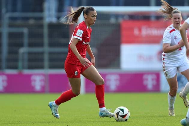 Miray Cin SC Freiburg in action, on the ball, single action during the Woman Bundesliga match between 1 FC Köln and SC Freiburg at Franz Kremer Stadion on September 28, 2024 in Cologne, Germany Germany Photo by Oliver Kaelke DeFodi Images Miray Cin SC Freiburg controls the ball during the Woman Bundesliga match between 1 FC Köln and SC Freiburg at Franz Kremer Stadion on September 28, 2024 in Köln, Germany Photo by Oliver Kaelke DeFodi Images DFL regulations prohibit any use of photographs as image sequences and or quasi video Defodi 003 678 2024 09 28 OK KOESCF 1373 Defodi-003 DFL regulations prohibit any use of photographs as image sequences and or quasi-video.