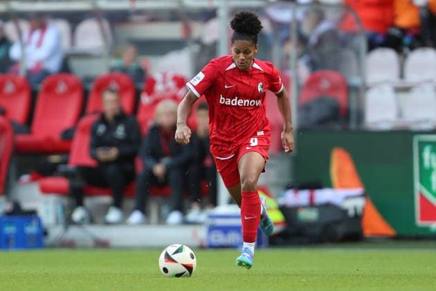 Shekiera Martinez SC Freiburg in action, on the ball, individual action during the Woman Bundesliga match between 1 FC Köln and SC Freiburg at Franz Kremer Stadion on September 28, 2024 in Cologne, Germany Germany Photo by Oliver Kaelke DeFodi Images Shekiera Martinez SC Freiburg controls the ball during the Woman Bundesliga match between 1 FC Köln and SC Freiburg at Franz Kremer Stadion on September 28, 2024 in Köln, Germany Photo by Oliver Kaelke DeFodi Images DFL regulations prohibit any use of photographs as image sequences and or quasi video Defodi 003 678 2024 09 28 OK KOESCF 1058 Defodi-003 DFL regulations prohibit any use of photographs as image sequences and or quasi-video.