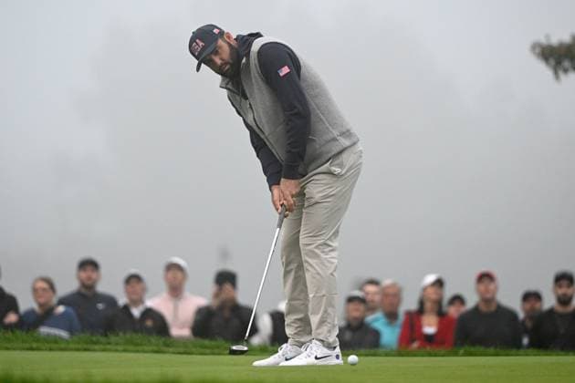 September 28, 2024, Montreal, Pq, Canada: Scottie Scheffler plays a putt on the first green during third round four-ball play at the Presidents Cup golf tournament at Royal Montreal Golf Club, in Montreal, Saturday, Sept. 28, 2024. Canada News - September 28, 2024  - ZUMAc35_ 20240928_zaf_c35_008 Copyright: xGrahamxHughesx