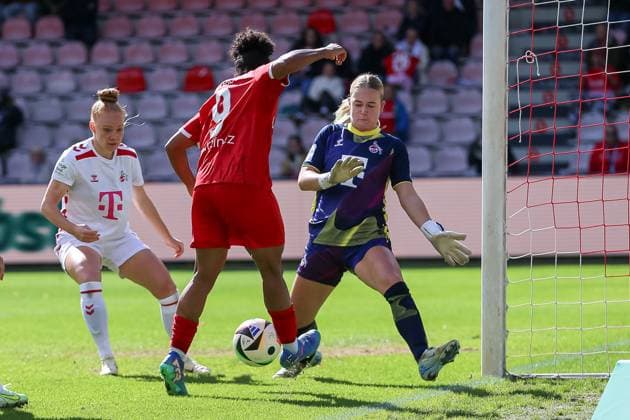 Shekiera Martinez SC Freiburg and goalkeeper Josefine Osigus 1 FC Koeln in a duel during the Woman Bundesliga match between 1 FC Köln and SC Freiburg, Franz Kremer Stadion on September 28, 2024 in Cologne, Germany, Germany Photo by Oliver Kaelke DeFodi Images Shekiera Martinez SC Freiburg and goalkeeper Josefine Osigus 1 FC Koeln battle for the ball during the Woman Bundesliga match between 1 FC Köln and SC Freiburg at Franz Kremer Stadion on September 28, 2024 in Köln, Germany Photo by Oliver Kaelke DeFodi Images DFL regulations prohibit any use of photographs as image sequences and or quasi video Defodi 003 678 2024 09 28 OK KOESCF 1467 Defodi-003 DFL regulations prohibit any use of photographs as image sequences and or quasi-video.