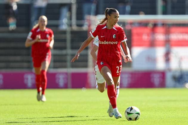 Miray Cin SC Freiburg in action, on the ball, single action during the Woman Bundesliga match between 1 FC Köln and SC Freiburg at Franz Kremer Stadion on September 28, 2024 in Cologne, Germany Germany Photo by Oliver Kaelke DeFodi Images Miray Cin SC Freiburg controls the ball during the Woman Bundesliga match between 1 FC Köln and SC Freiburg at Franz Kremer Stadion on September 28, 2024 in Köln, Germany Photo by Oliver Kaelke DeFodi Images DFL regulations prohibit any use of photographs as image sequences and or quasi video Defodi 003 678 2024 09 28 OK KOESCF 1502 Defodi-003 DFL regulations prohibit any use of photographs as image sequences and or quasi-video.