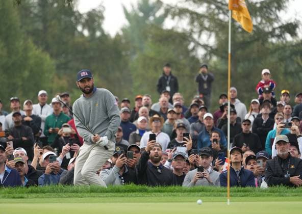 September 28, 2024, Montreal, Pq, Canada: United States team member Scottie Scheffler watches his chip shot on to the 7th green during their third round four-ball match at the Presidents Cup golf tournament at Royal Montreal Golf Club, in Montreal, Saturday, Sept. 28, 2024. Scottie Scheffler,  - ZUMAc35_ 20240928_zaf_c35_011 Copyright: xChristinnexMuschix