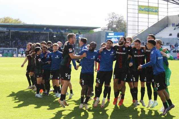 28 09 2024, xtvx, Fussball 2 Bundesliga, SV Darmstadt 98 1 FC Magdeburg emspor, v l Mannschaft Magdeburg nach dem Spiel, after the match thanking the fans, applauds the fans DFL DFB REGULATIONS PROHIBIT ANY USE OF PHOTOGRAPHS as IMAGE SEQUENCES and or QUASI VIDEO Darmstadt