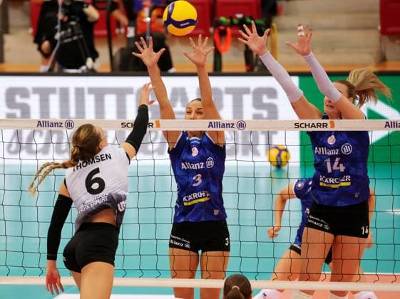 BAU 28 09 2024 Stuttgart Volleyball Supercup Allianz MTV Stuttgart vs Schwarz Weiss Erfurt, f l Kira Thomsen SW , Milana Bozic Allianz , Kelsey Veltman Allianz