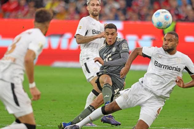 Bilder des Jahres 2024, Sport 09 September Sport Themen der Woche KW39 42 Jamal Musiala (FCB) gegen 4 Jonathan Tah (Leverkusen) Zweikampf Fussball 1. BL FC Bayern Muenchen - Bayer 04 Leverkusen 28.09.2024 Allianz Arena FOTO: Mladen Lackovic LakoPress *** 42 Jamal Musiala FCB vs 4 Jonathan Tah Leverkusen duel Football 1 BL FC Bayern Muenchen Bayer 04 Leverkusen 28 09 2024 Allianz Arena PHOTO Mladen Lackovic LakoPress