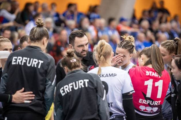 Mateusz Zarczynski Coach Schwarz Weiss Erfurt Time-out, Address to the team GER, Allianz MTV Stuttgart vs Schwarz Weiss Erfurt, Volleyball Bundesliga, VBL, Season 2024 2025, 28 09 2024 GER, Allianz MTV Stuttgart vs Schwarz Weiss Erfurt, Volleyball Bundesliga, VBL, Season 2024 2025, 28 09 2024 Stuttgart Copyright: xSandyxDinkelackerx EP_SDR