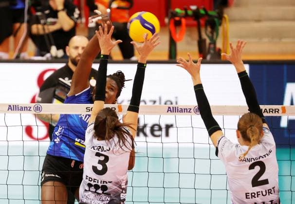 BAU 28 09 2024 Stuttgart Volleyball Supercup Allianz MTV Stuttgart vs Schwarz Weiss Erfurt, f l Krystal Rivers Allianz , Ana Krulj SW , Elizabeth Sandbothe SW