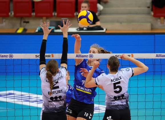 BAU 28 09 2024 Stuttgart Volleyball Supercup Allianz MTV Stuttgart vs Schwarz Weiss Erfurt, f l Elizabeth Sandbothe SW , Jolien Knollema Allianz , Isabella Noble SW